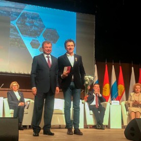 Евгений Князев награждён медалью «За особые заслуги перед Калужской областью» II степени.