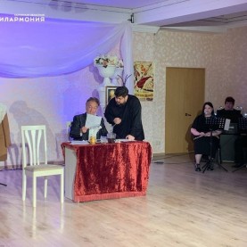 «Директор театра» в Малом зале филармонии.