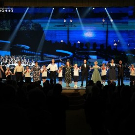 «Нам песня строить и жить помогает!».