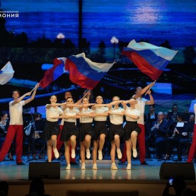 «Нам песня строить и жить помогает!».