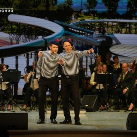 «Нам песня строить и жить помогает!».