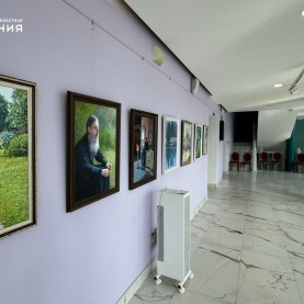 В фойе открылась выставка, посвящённая Оптиной пустыни.