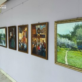 В фойе открылась выставка, посвящённая Оптиной пустыни.