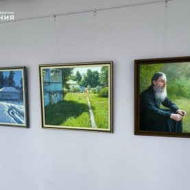 В фойе открылась выставка, посвящённая Оптиной пустыни.
