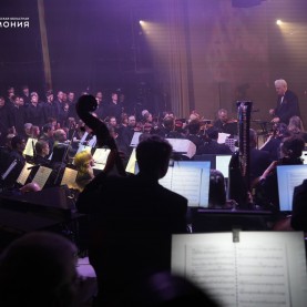 Героическая эпопея «Вперёд, к звёздам!» на сцене концертного зала.