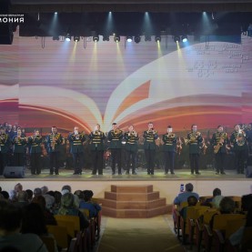 Героическая эпопея «Вперёд, к звёздам!» на сцене концертного зала.