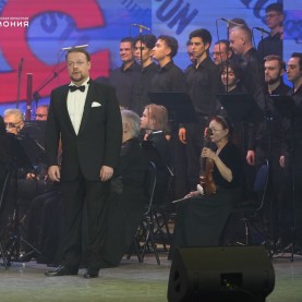 Героическая эпопея «Вперёд, к звёздам!» на сцене концертного зала.