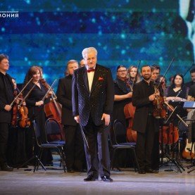 Героическая эпопея «Вперёд, к звёздам!» на сцене концертного зала.