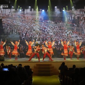 Героическая эпопея «Вперёд, к звёздам!» на сцене концертного зала.