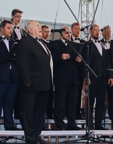 «Героям былых времён»