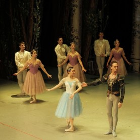 Артисты Московского театра «Классический балет XXI век» представили калужанам две постановки.