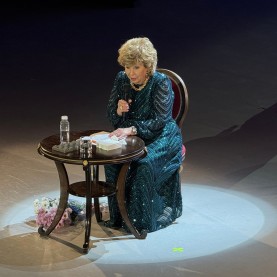 Лариса Рубальская на сцене Калужской филармонии.