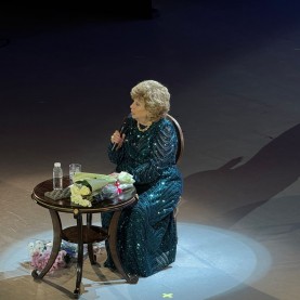 Лариса Рубальская на сцене Калужской филармонии.