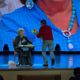 Лариса Рубальская на сцене Калужской филармонии.