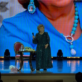 Лариса Рубальская на сцене Калужской филармонии.