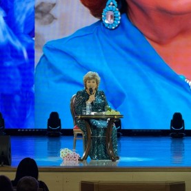 Лариса Рубальская на сцене Калужской филармонии.