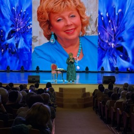 Лариса Рубальская на сцене Калужской филармонии.