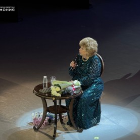 Лариса Рубальская на сцене Калужской филармонии.