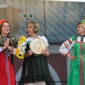 «Муха-Цокотуха» на сцене Гостиного двора.