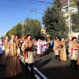 Академический ансамбль танца принял участие в карнавальном шествии.