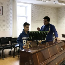На базе филармонии прошли мастер-классы по игре на домре и саксофоне.