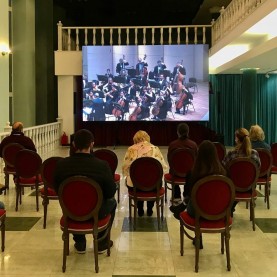 Трансляция концерта симфонического оркестра кинематографии.