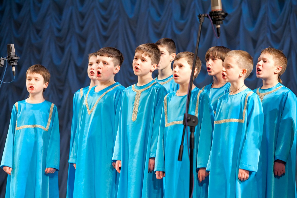 Детский хор поет об иисусе